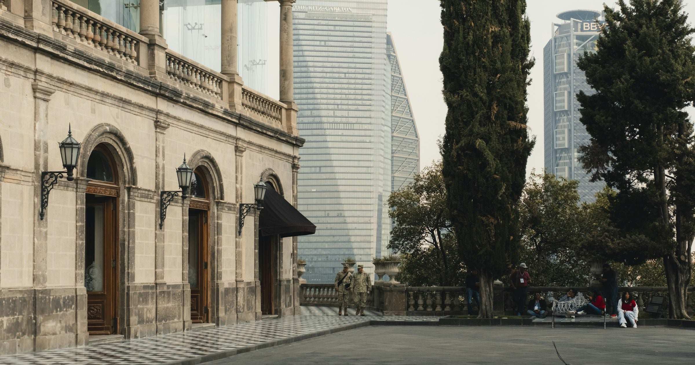 Colonial-era government building and modern skyline in Mexico City — civic context for a 2026 travel advisory map covering the most cautionary U.S. State Department Level 4 Mexican states.